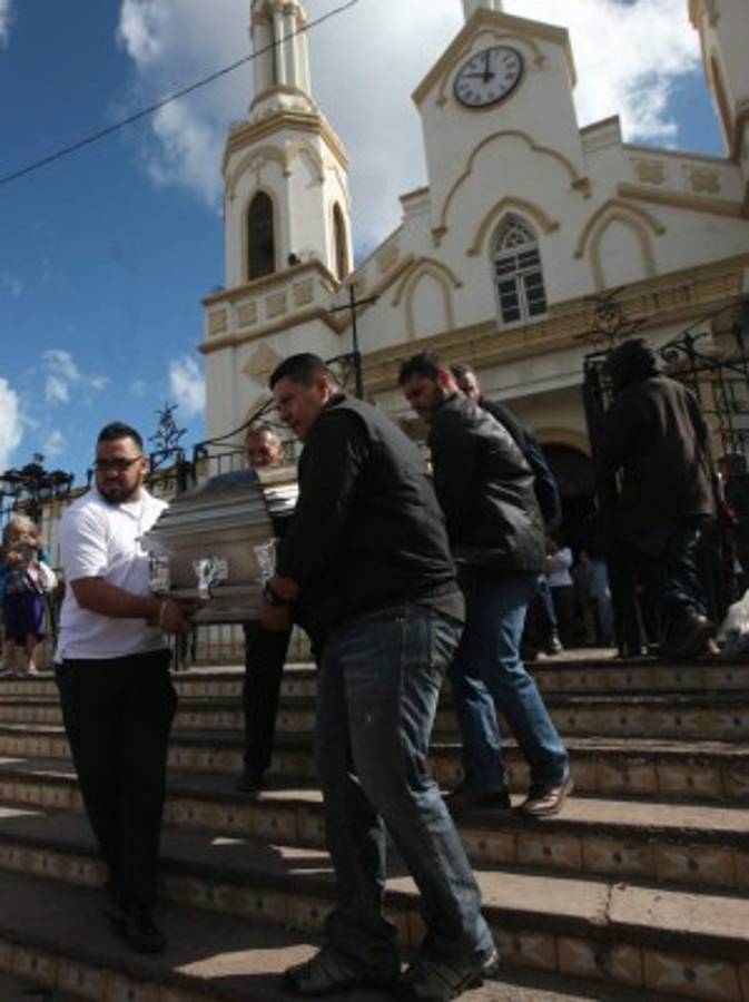 Sentida despedida de familia y amigos al poeta José Adán Castelar