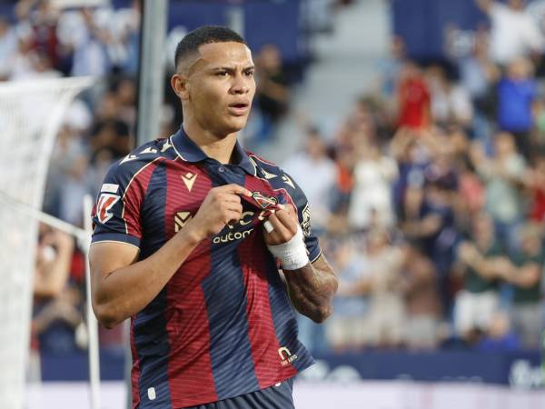 El centrocampista hondureño del Levante, Kervin Arriaga celebrando el primer gol de su equipo durante el partido ante el Celta correspondiente a la undécima jornada de LaLiga EA Sports.