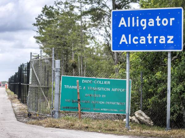 Fotografía de archivo de la entrada del centro de detención Alligator Alcatraz en Ochopee (EE. UU.).