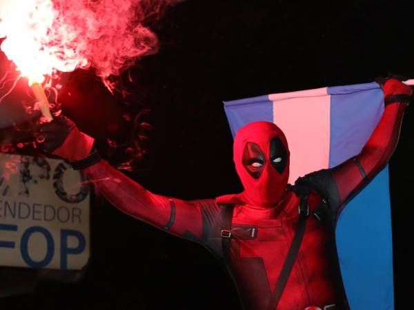 Un simpatizante de Libre enciende una bengala durante una manifestación por un supuesto fraude electoral.