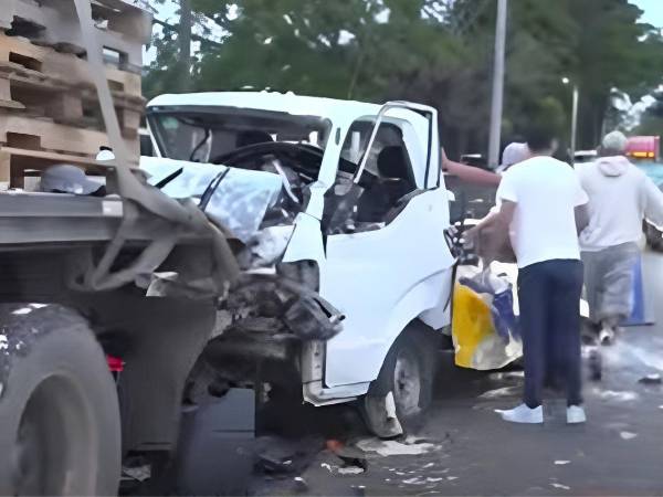 Vendedor de lácteos perdió la vida al chocar con una rastra en la carretera a Olancho.