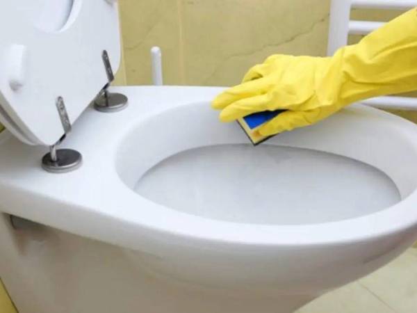 En Rusia, un video de una mujer que obligó a su hija a cepillarse los dientes con agua del inodoro ha desatado polémica.