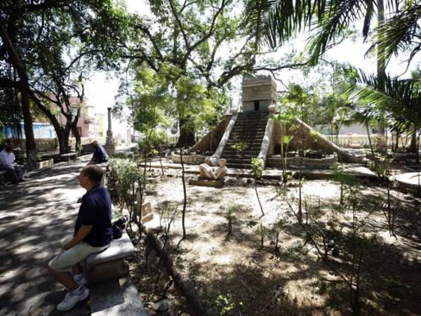 En el interior del parque hay estelas mayas y esculturas aztecas, lo que lo convierte en un lugar único de la ciudad.