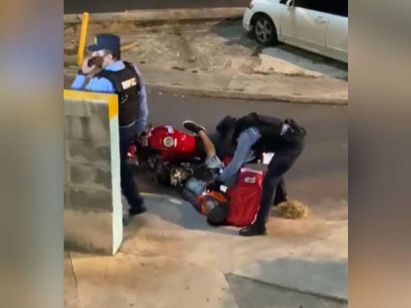 Un joven resultó herido tras varios disparos; hombres intentaban robarle su motocicleta, según informes preliminares.