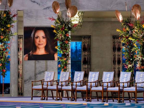 Una imagen de María Corina Machado se muestra en el Ayuntamiento de Oslo antes de la ceremonia de entrega del Premio Nobel de la Paz en Oslo, Noruega.