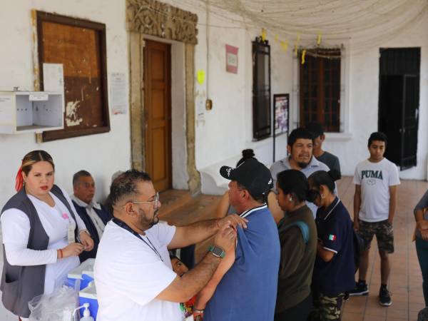 Integrantes de la Secretaría de Salud aplican vacunas contra el Sarampión este viernes, en el poblado de San Martín de las Flores, municipio de Tlaquepaque, en Jalisco (México).