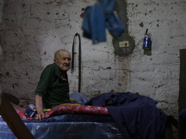 Don Pablo pasa el día sentado o acostado en la improvisada cama que sus hijos le instalaron en uno de los cuartos. Las colchonetas estaban envueltas en plástico para evitar accidentes.