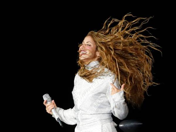 Shakira desata la euforia en El Salvador al gritar el nombre de <b>Honduras</b> ante miles de fanáticos que viajaron para el inicio de su gira 2026.