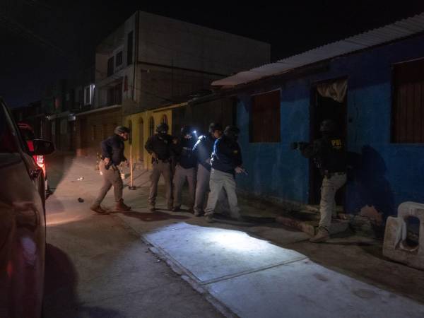 La policía chilena en una vivienda en la ciudad portuaria de Iquique durante un operativo antipandillas en noviembre.