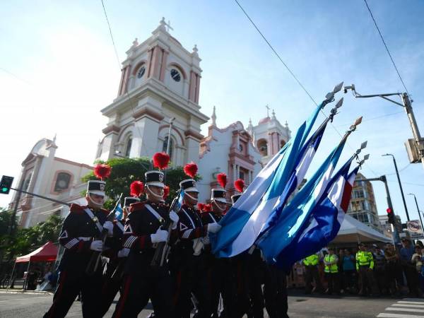 Cadetes del Liceo Militar del Norte desfilando en San Pedro Sula.