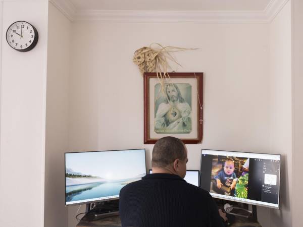 Daniel Cortés De La Valle, en su hogar en Colombia, intentó suicidarse 4 veces durante un año de detención en Luisiana. (Fernanda Pineda para The New York Times)