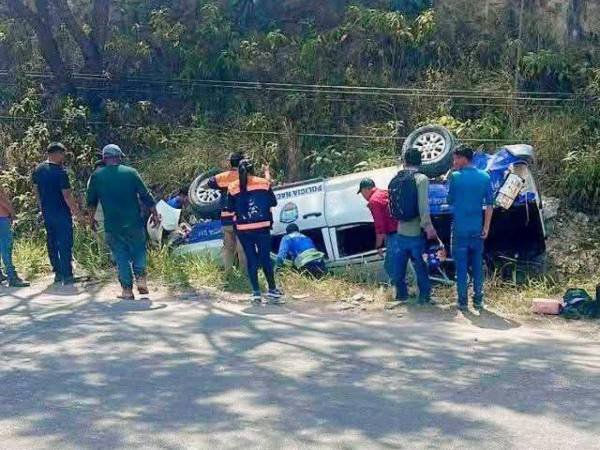 Cuatro agentes de la Policía Nacional de Honduras fallecieron este miércoles y otros siete resultaron heridos tras un choque frontal entre una patrulla y un autobús de pasajeros en el este del país, un suceso que el presidente hondureño, Nasry 'Tito' Asfura, lamentó profundamente.