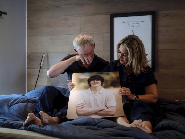 Matt y Maria Raine sostienen una foto de su hijo Adam. En abril, Adam se ahorcó en el clóset de su cuarto. Tenía 16 años. (Mark Abramson para The New York Times)