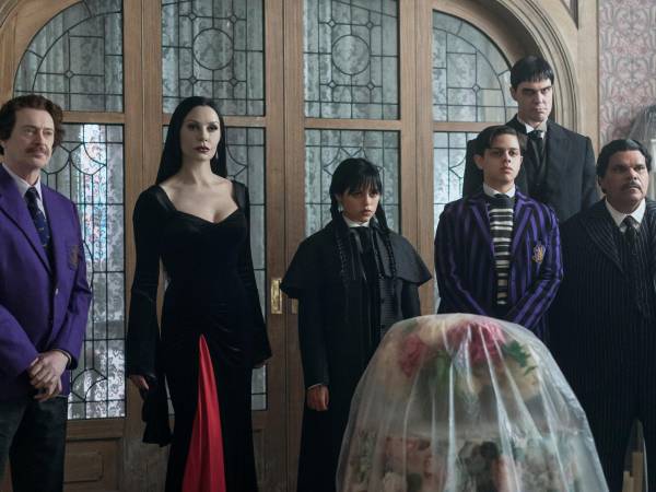 Steve Buscemi (izq.) como el nuevo director de la Academia Nunca Más, en la segunda temporada de “Merlina”. (Jonathan Hession/Netflix)