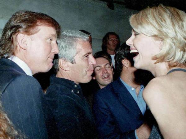 Los demócratas de la Cámara de Representantes de Estados Unidos publicaron nuevas fotos relacionadas con el caso del pederasta Jeffrey Epstein en las que aparece el presidente, Donald Trump, rodeado de mujeres así como una de unos preservativos con un dibujo de su cara en el envoltorio.