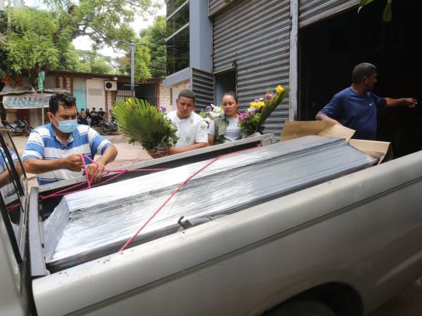 Familiares retiraron el cuerpo de Hohmny Enoc Chirinos para darle cristiana sepultura en Talanga.