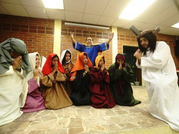 La obra “El Mártir del Gólgota”, el cuadro vivo de la parroquia El Calvario de Comayagüela se prepara para esta singular presentación. Foto: Estalin Irías/EL HERALDO.