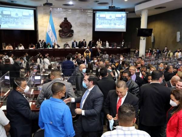 Faltaban escasos minutos para llegar a las 4:00 de la mañana del reciente 12 de diciembre, hora exacta en la que en el Congreso Nacional se estaba aprobado el Presupuesto Fiscal de la República más amplio del país y de Centroamérica, mientras el pueblo hondureño reposaba en lo más profundo de una siesta.Mientras el pueblo hondureño dormía, 74 diputados votaron a favor de 392.5 mil millones de lempiras como presupuesto. Ante este madrugón, aquí te dejamos las claves de ejecución de la millonaria aprobación.