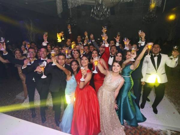 Fueron 40 los seniors que dijeron adiós a The Mayan School en la fiesta prom 2018.