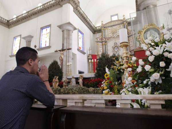 Devotos marianos llegan a rendirle tributo a la Morenita.