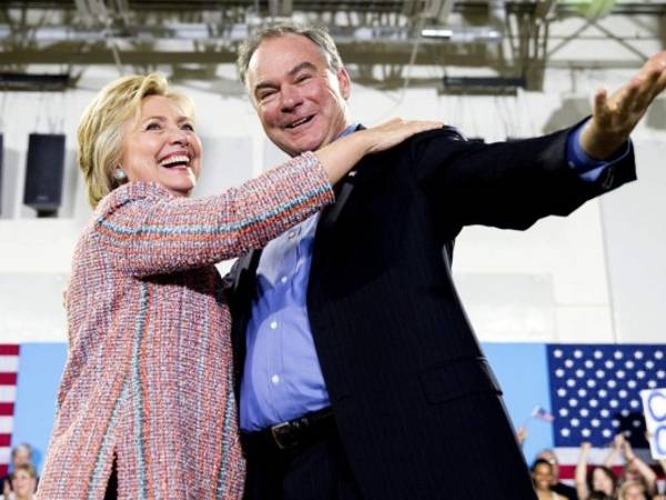 La candidata demócrata Hillary Clinton y su compañero oficial a la vicepresidencia, Tim Kaine, quien estuvo en Honduras como misionero jesuita, foto: AP.