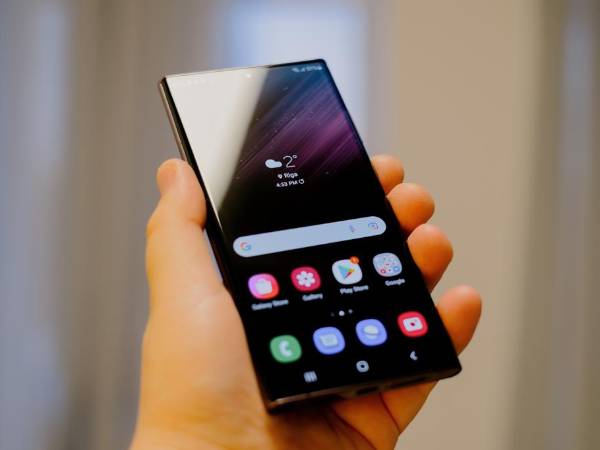 . El modelo se encuentra disponible en color negro, rojo y verde. El Galaxy S22 Ultra cuenta exclusivamente con el S-Pen.