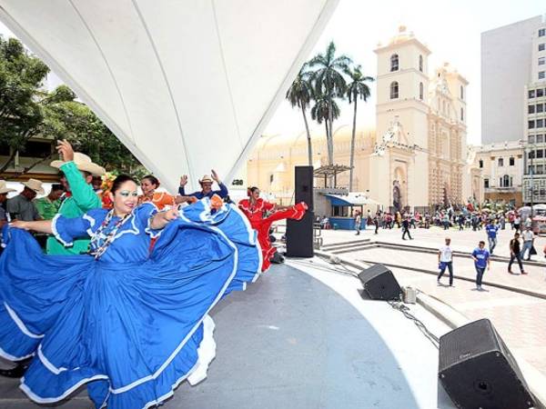 Una fiesta de color se desplegó en el escenario de la concha acústica del parque central de Tegucigalpa con esta presentación de danza folclórica. (Foto: Efraín Salgado)