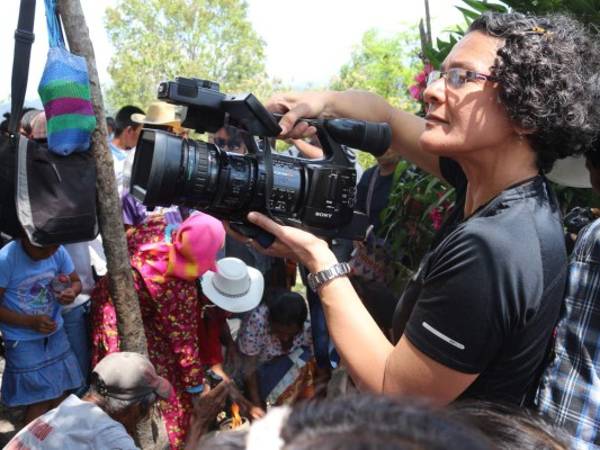 La cineasta Katia Lara en el rodaje del documental 'Berta vive'.