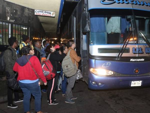 Largas filas hacen los pasajeros para subir a los buses interurbanos. Foto: Alex Pérez/EL HERALDO.