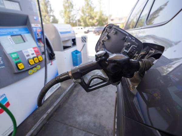 La guerra contra Irán sigue disparando el precio de la gasolina en Estados Unidos.