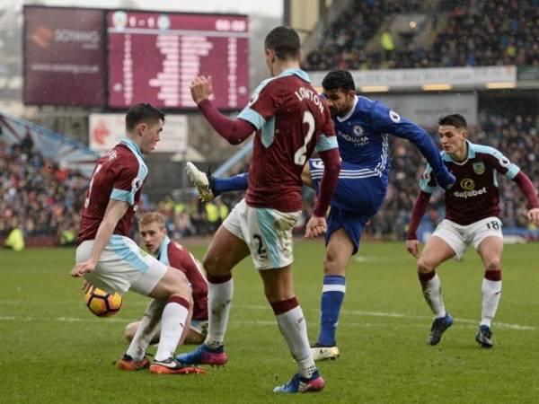 Diego Costa dispara con dirección al marco ante la marca de los defensas del Burnley (Foto: Agencia AFP)