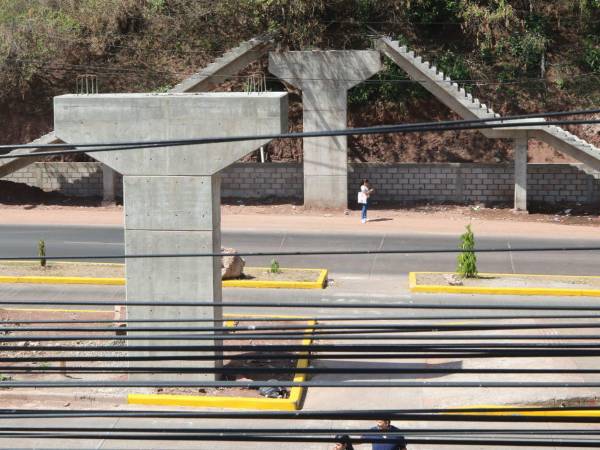 El proyecto avanza en un 35% y la SIT prevé concluir la obra en el bulevar Suyapa en aproximadamente tres meses, sujeto a permisos ambientales.