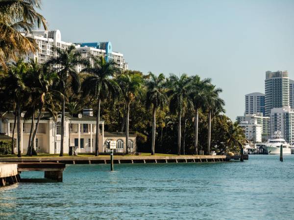 Multimillonarios disparan precios de lujo en Miami Beach pese al mercado frío