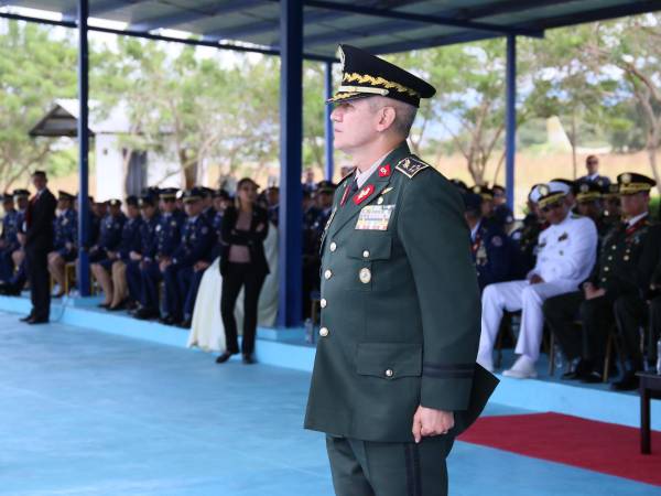 El jefe de las Fuerzas Armadas de Honduras, Roosevelt Hernández, deberá de responder ante el Ministerio Público (MP), por los cargos en su contra.