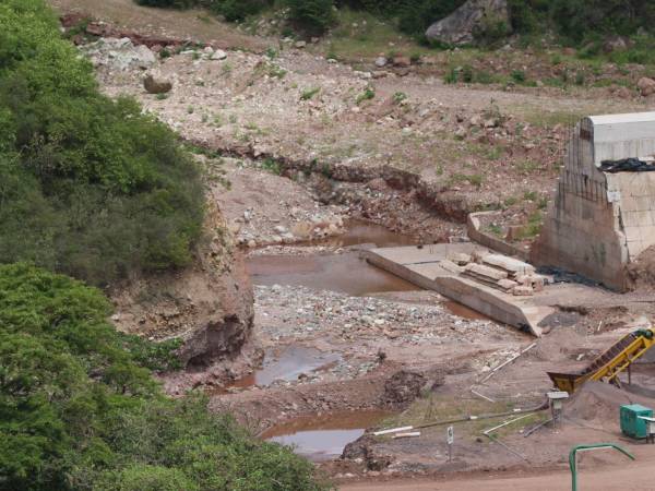 La construcción de la represa San José presenta un 45% por retraso de acceso, informó la AMDC