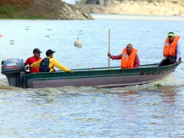 Los voluntarios y personal permanente de bomberos han comenzado a revisar sus lanchas para atender cualquier emergencia acuática. Foto: David Romero/EL HERALDO.