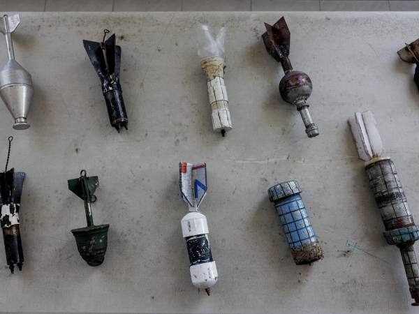 Explosivos improvisados recuperados por el escuadrón antibombas de la policía estatal en Morelia, Michoacán. (Adriana Zehbrauskas para The New York Times)