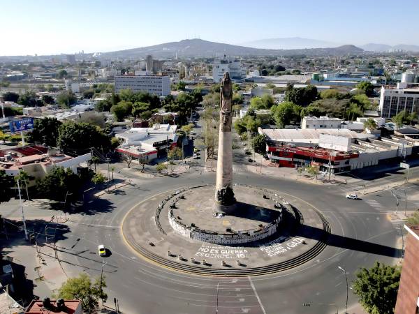 Guadalajara amaneció con una aparente calma, con negocios cerrados y la suspensión de clases de educación, un día después de la ola de violencia desatada con bloqueos e incendios tras la muerte en un operativo militar del capo Nemesio Oseguera Cervantes, alias El Mencho, líder del Cartel Jalisco Nueva Generación.