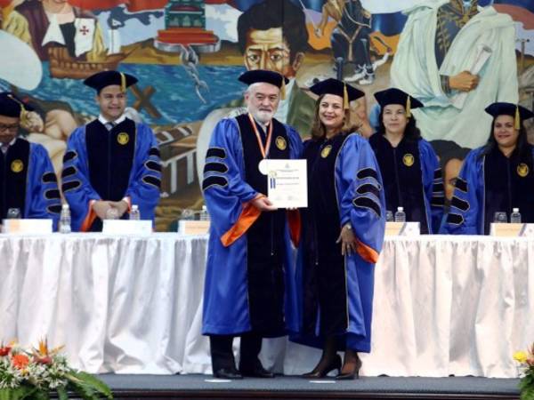 Darío Villanueva recibió el más alto grado académico que la universidad le otorga a personalidades internacionales. Foto: Emilio Flores / El Heraldo.
