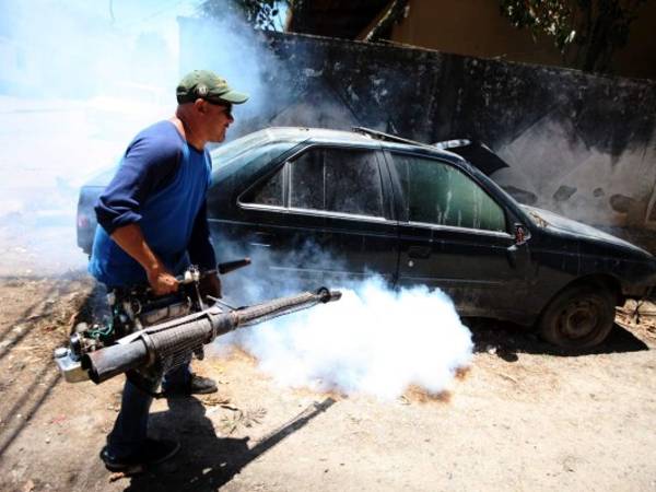 En colonias como la Flor del Campo los vecinos fumigan de manera particular para eliminar a los molestos mosquitos. Foto: Efraín Salgado/EL HERALDO.