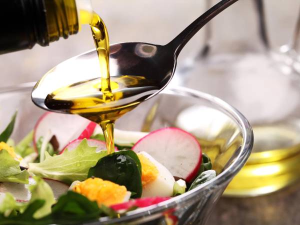 Acompaña tu ingesta de aceite de oliva con una dieta saludable y un correcto estilo de vida.