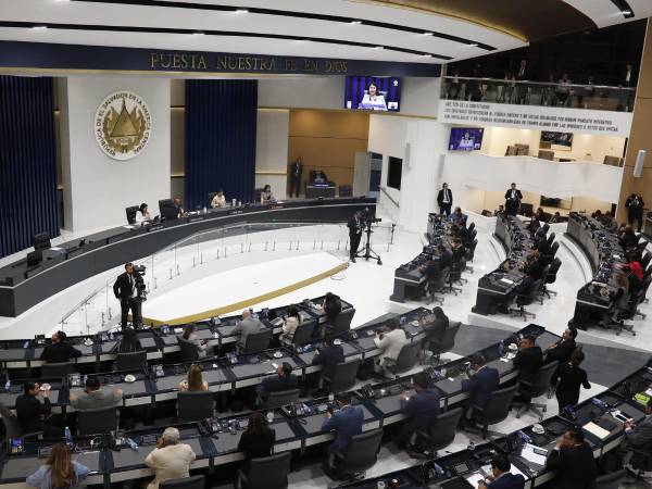 Diputados asisten a una plenaria en el salón azul de la Asamblea Legislativa este jueves, en San Salvador (El Salvador).