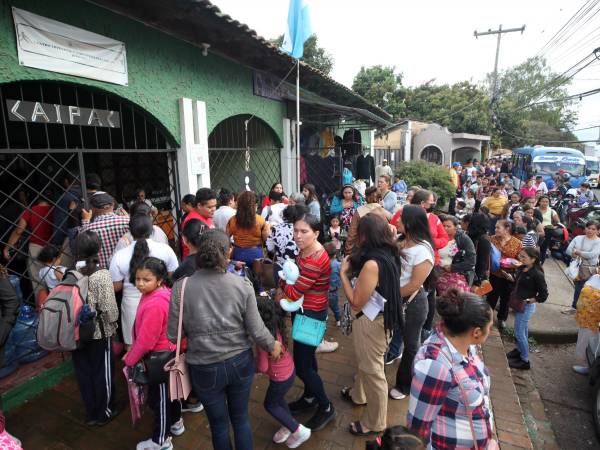 En Santa Lucía, en Francisco Morazán, las personas tuvieron que hacer fila por horas para recibir el dinero. Muchos no sabían por qué se los entregaban.