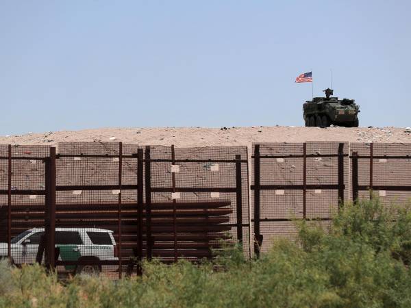 Fotografía de un vehículo militar con la bandera de Estados Unidos este viernes, en la frontera de Ciudad Juárez (México).