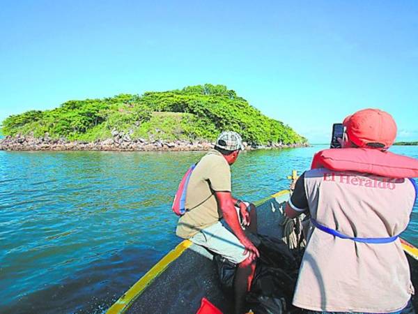 EL HERALDO dio cobertura exclusiva a la izada de la bandera en isla Conejo en 2013.