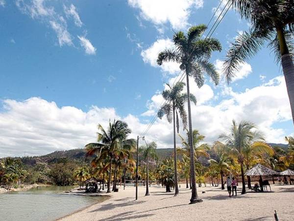 El balneario Playa Blanca es una playa artificial que atrae cada año a miles de visitantes de la capital de Honduras y zonas aledañas. (Fotos: Alex Pérez)