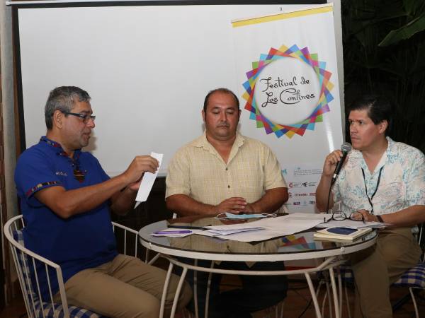Los poetas Carlos Villalobos, Jorge Ortega y Salvador Madrid dieron lectura al veredicto del jurado.