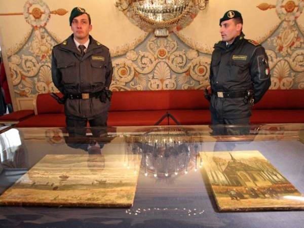 Dos guardias custodian las pinturas en el Museo de Capodimonte en Nápoles (Foto: AFP/ El Heraldo Honduras/ Noticias de Honduras)