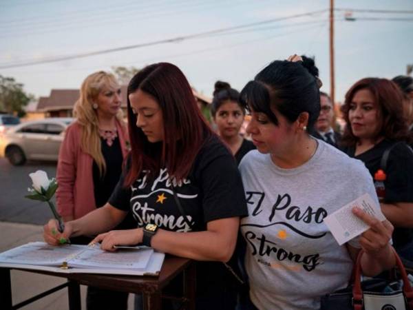 Las personas dejan mensajes mientras asisten al servicio de visitas de Margie Reckard en el Centro de Fe de La Paz en El Paso, Texas, el 16 de agosto de 2019. Agencia AFP
