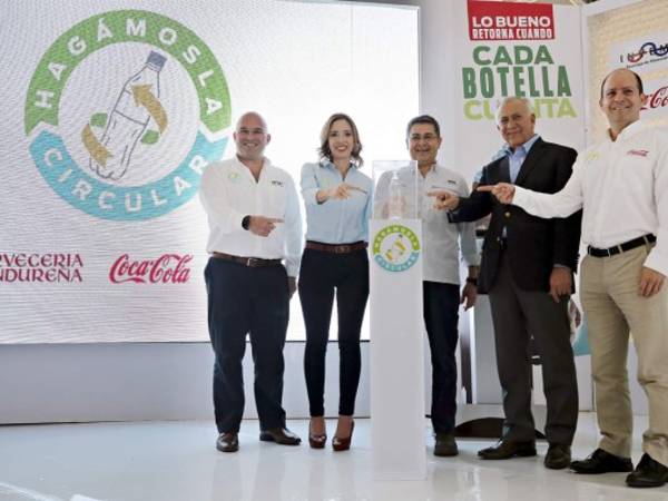 El presidente Juan Orlando Hernández presentó junto a los ejecutivos de las empresas promotoras de la iniciativa la primera botella creada bajo la modalidad circular en Honduras. Foto: David Romero/EL HERALDO.